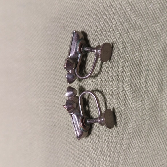 Vintage rhinestone screw back earrings - Picture 2 of 4